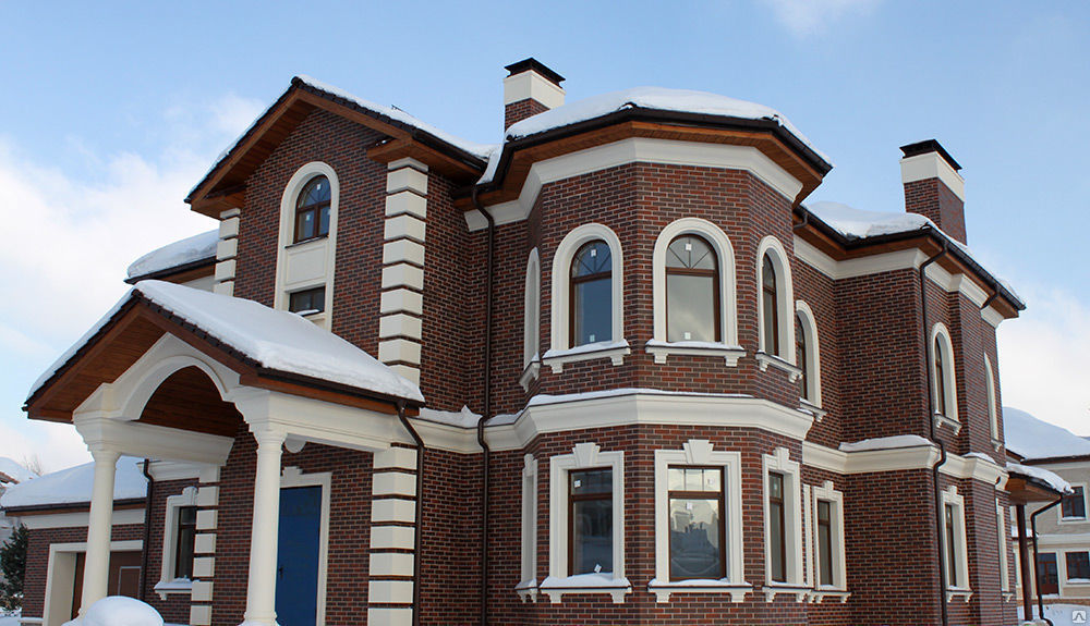 Современный архитектурный фасад в Грозном: Молдинги из пенопласта