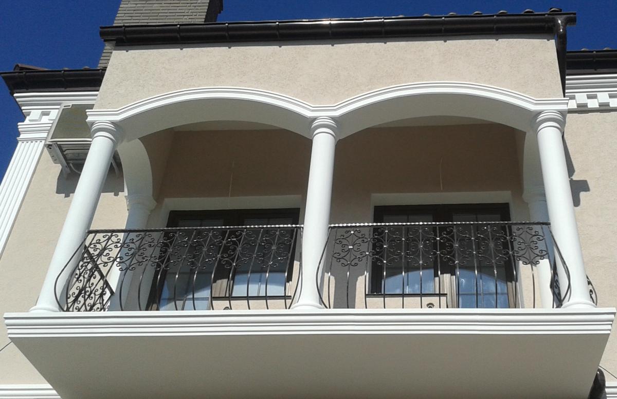 Обрамление фасада дома: Декоративная отделка окон, углов, дверей .