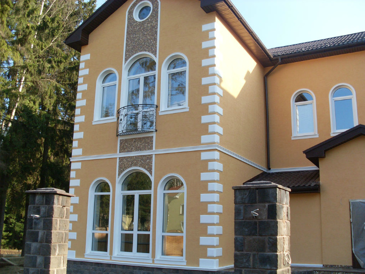 Обрамление окон на фасаде дома: Наличники, пилястры, замковые камни и другие элементы фасадного декора из пенопласта