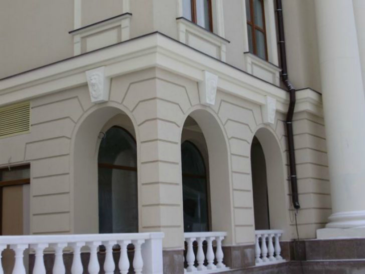 Реконструкция и реставрация зданий при помощи фасадного декора из пенопласта