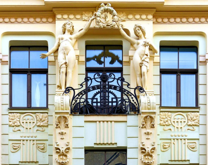 Фасад, декорированный лепным декором, снова в моде
