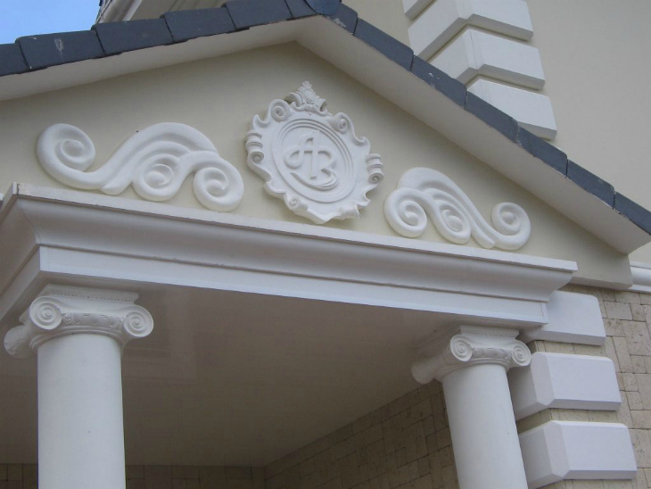 Как монтируются фасадные украшения из пенопласта