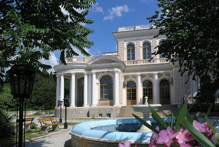 Василь-сарай с фасадным декором в Алупке