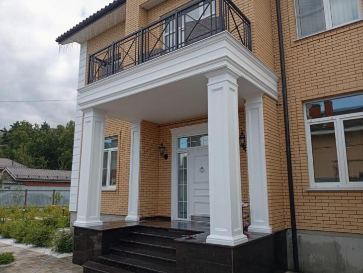 Входная группа с квадратными колоннами ЖК в Московской обл Лосиный остров